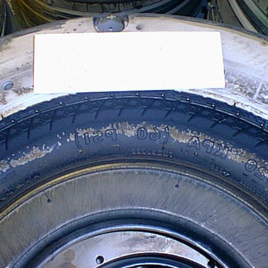 Problema conocido en la producción de neumáticos: Incrustaciones en los moldes | Solución: agente desmoldeante Chem-Trend