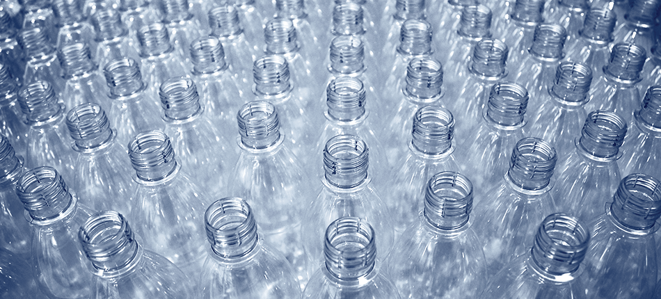 Artículo técnico sobre la transformación de plásticos: Reducción de bloqueos en las líneas de fabricación de botellas de PET
